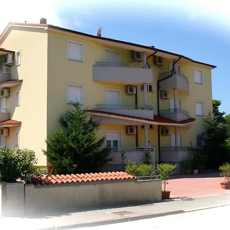 Yellow House Apartment Pula
