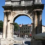 Apartment Yellow House Pula
