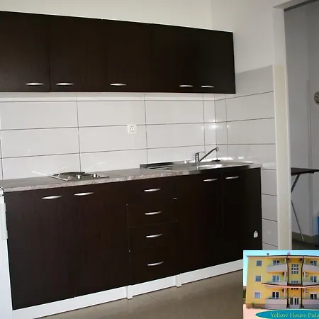 Yellow House Apartment Pula
